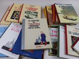 un grand nombre de livres posés sur une table