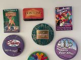 de nombreux badges Disney de toutes sortes sur un mur blanc