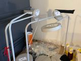 un bureau encombré sur lequel se trouvent une lampe et d'autres objets