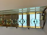 une étagère en verre équipée d'un miroir et de crochets