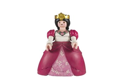 une petite figurine représentant une princesse assise sur une chaise