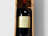 une bouteille de vin dans un coffret en bois sur une table