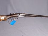 un vieux pistolet coiffé d'un chapeau vert sur fond blanc