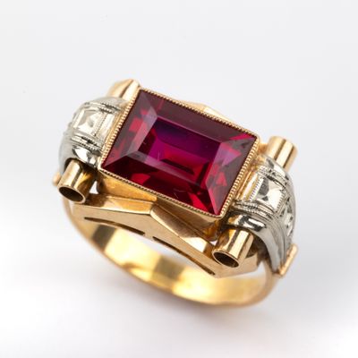 l'image d'une bague contenant une pierre rouge
