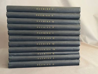 six livres empilés les uns sur les autres sur une surface blanche