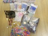 un sachet de paillettes et un sachet de perles posés sur une table