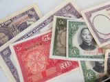 une pile de vieux billets chinois posée sur une table
