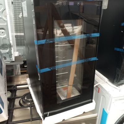 une photo d'un réfrigérateur en cours d'installation
