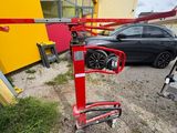 une grue rouge posée par terre