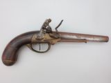un gros plan d'un pistolet sur une surface blanche