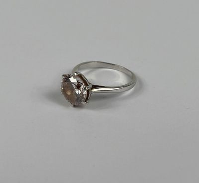 une image représentant une bague surmontée d'une pierre marron
