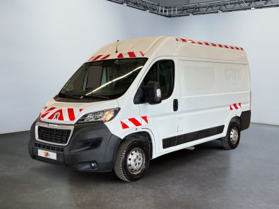 l'image d'une camionnette blanche garée dans un garage