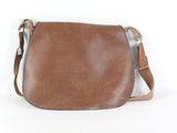 un petit sac en cuir marron muni d'une bandoulière et d'un fermoir métallique