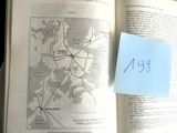 un livre ouvert sur lequel figure une carte et une note épinglée