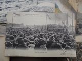 de nombreuses vieilles photos montrant une foule de personnes sur une table