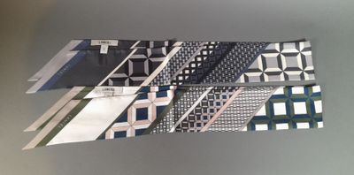 a tie that is laying on top of a table