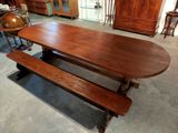 une table en bois avec deux bancs au milieu de la pièce