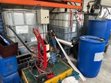un grand conteneur bleu posé à côté de deux fûts bleus