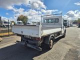 un camion blanc garé sur le parking