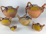 plusieurs pièces de poterie posées sur une surface blanche