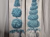 deux grands panneaux en bois sur lesquels sont représentées des fleurs bleues dans des vases