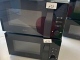 deux fours à micro-ondes posés sur une table