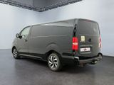 une photo d'une camionnette garée dans un showroom