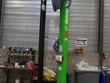 une photo d'un monte-charge vert dans un entrepôt
