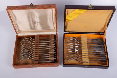 beaucoup de fourchettes et de cuillères dans un coffret