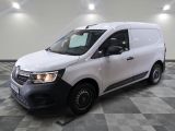 la camionnette blanche est garée sur un sol carrelé en damier