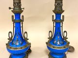 une paire de vases bleus ornés de motifs élaborés sur fond blanc