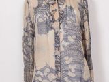 une image d'un mannequin portant une chemise avec un motif floral
