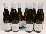 six bouteilles de vin sont alignées sur une table