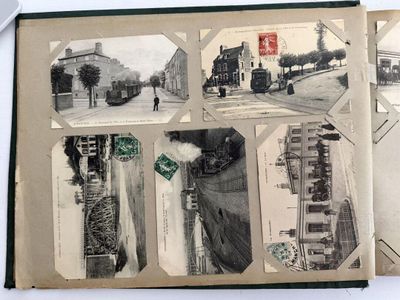 un livre ouvert sur lequel figurent des images d'une rue et de bâtiments