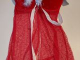 une paire de bas de lingerie rouges, ornés de dentelle blanche et d'une bordure en plumes