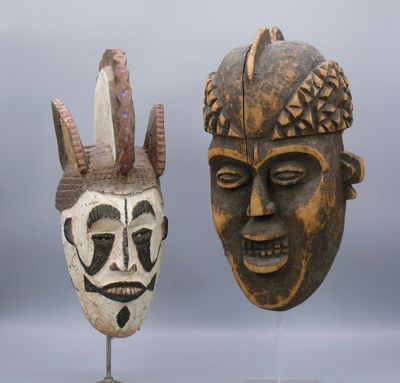 Deux masques en bois, l'un rehaussé de polychromie dit de la…