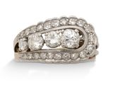 une image représentant une bague en diamant à trois pierres sur fond blanc
