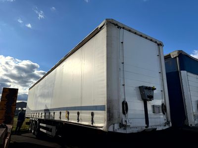 un camion semi-remorque garé sur le côté de la route