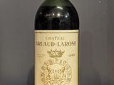 une bouteille de vin posée sur une table en bois