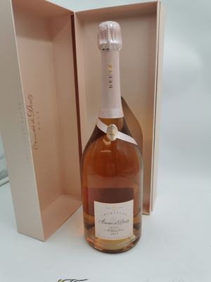 la bouteille de vin se trouve dans la boîte posée sur la table