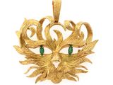 une image représentant un pendentif en or orné d'un visage formé de feuilles