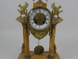 une horloge posée sur une table