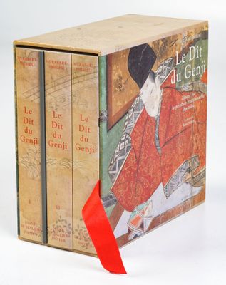 deux livres dans une boîte, surmontés d'un ruban rouge