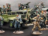 de nombreuses figurines représentant des militaires et des véhicules sur la table