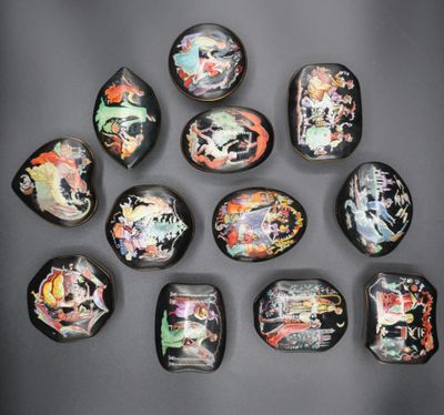 six morceaux de verre présentant différents motifs, posés sur une surface noire