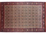 un tapis persan antique avec un motif floral sur fond blanc