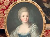 un portrait d'une femme en robe bleue et un portrait d'un homme dans un cadre doré