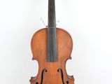 un vieux violon posé sur une surface blanche