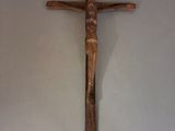 une croix en bois accrochée au mur d'une pièce