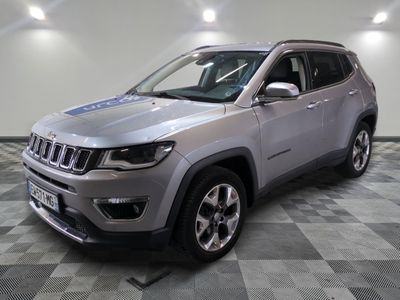 La Jeep Compass est garée sur un sol en carrelage à damier.